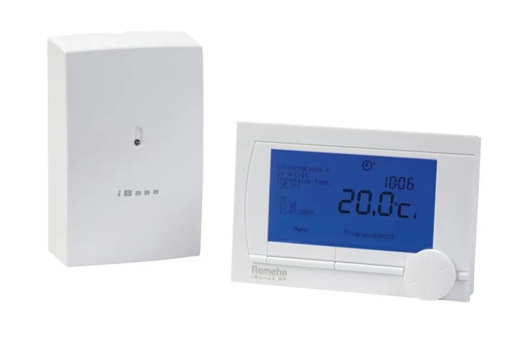 Drahtloser Regler von Remeha mit blauem Display, zeigt aktuelle Temperatur und Zeit an, daneben ein Kommunikationsmodul in weißer Bauweise.
